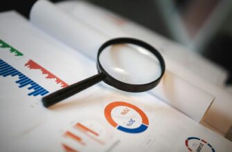 Документы и лупа для статьи о вкладе с частичным снятием